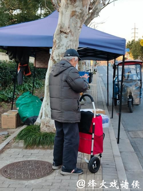 岁末年初快递量激增 小哥竟搭起帐篷“霸占”人行道 岁末年初快递量激增 小哥竟搭起帐篷“霸占”人行道