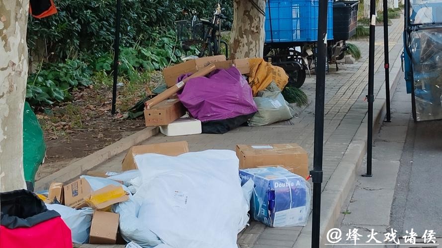 岁末年初快递量激增 小哥竟搭起帐篷“霸占”人行道 岁末年初快递量激增 小哥竟搭起帐篷“霸占”人行道
